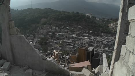 una vista de puerto príncipe a través de los escombros tras el terremoto de haití