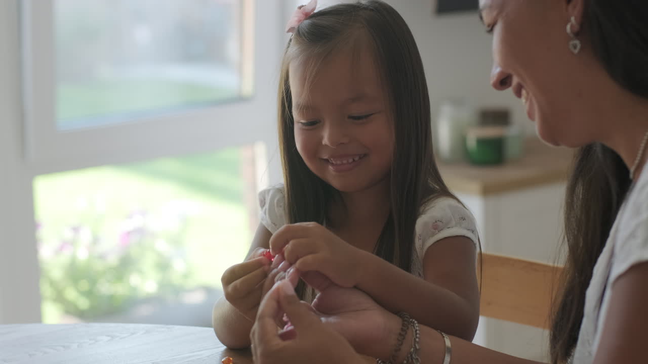 어머니 와 딸 이 함께 구슬 을 만드는 것