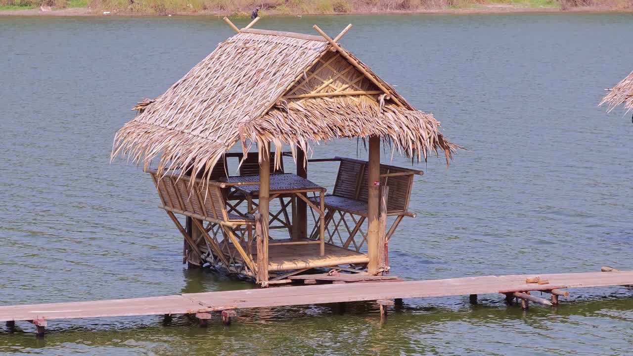 Un gazebo tranquillo in riva al lago offre una fuga perfetta nella tranquillità della natura
