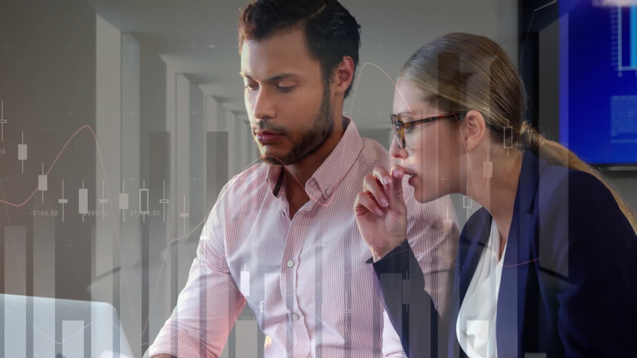 animación del procesamiento de datos financieros sobre diversas personas de negocios en la oficina