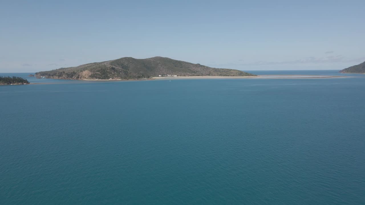 랭포드 섬에서 헤이먼과 후크 섬 전망이 있는 잔잔한 푸른 바다 - 오스트레일리아 qld의 후크 통로