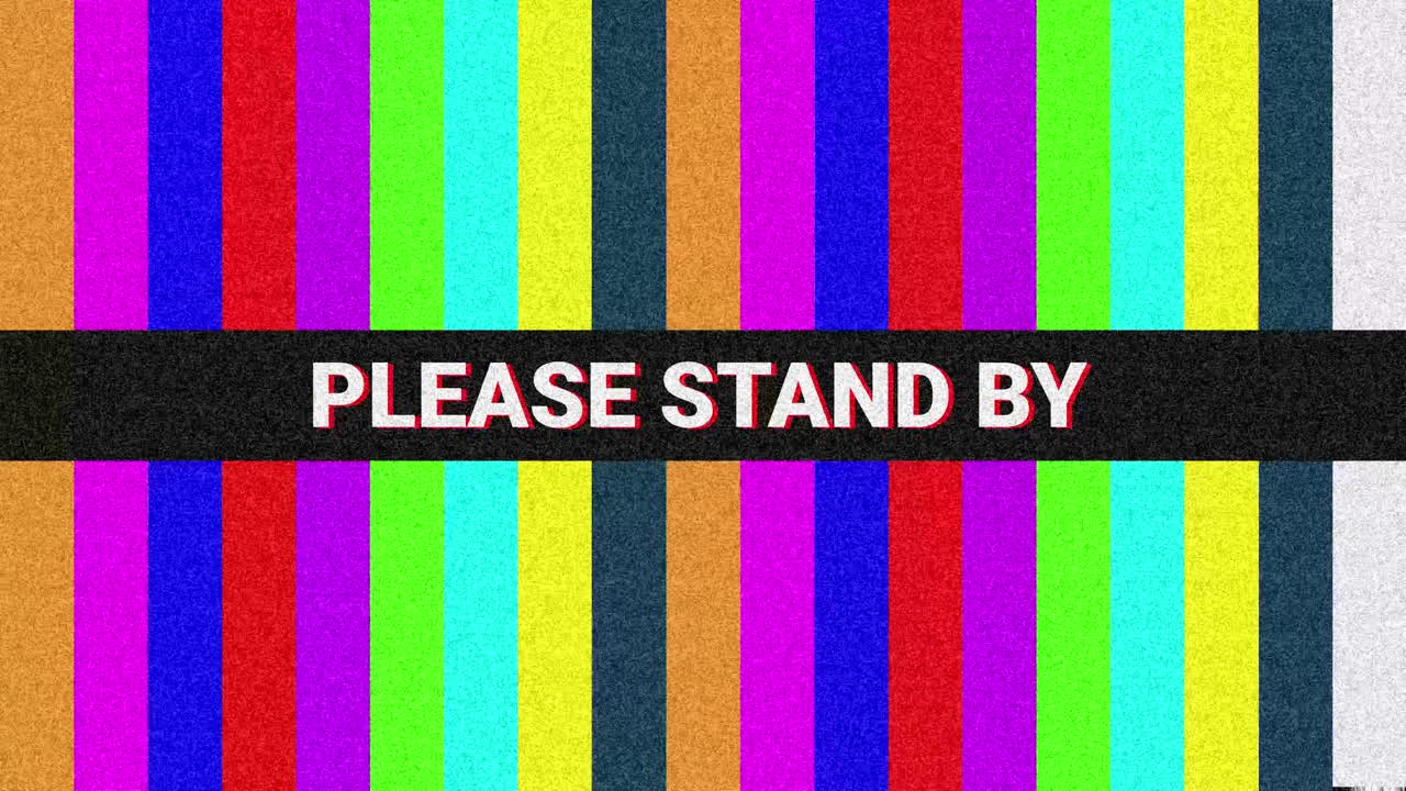 Messaggio 'Attendere prego' con effetto glitch su schermata di test a barre colore