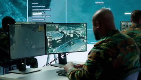 tripulación militar en un puesto de mando de operaciones de alta tecnología administrando información