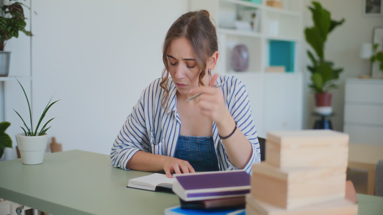 mujer triste pensativa reflexiva fracasada en el escritorio
