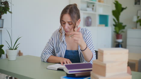 Triste-Mujer-Pensativa-Reflexiva-Fracasada-En-El-Escritorio