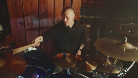 baterista tocando la batería en un estudio de grabación