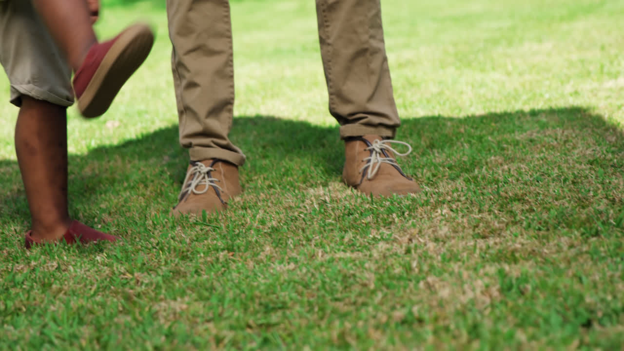 아빠 와 함께 축구 를 하는 작은 소년