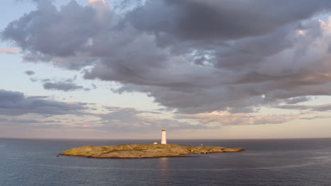 Cielo-Tormentoso-Sobre-El-Faro-De-Lille-Torungen-En-Arendal,-Condado-De-Agder,-Noruega---Toma-Aérea-De-Drones