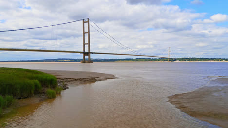 Dieses-Drohnenvideo-Zeigt-Die-Humber-Bridge,-Eine-Technische-Meisterleistung-Und-Die-Zwölftgrößte-Federungsspanne-Der-Welt