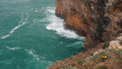 las olas azules del océano chocan contra las rocas del cabo san vicente en portugal.