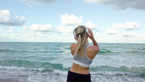 chica bailando en la playa.