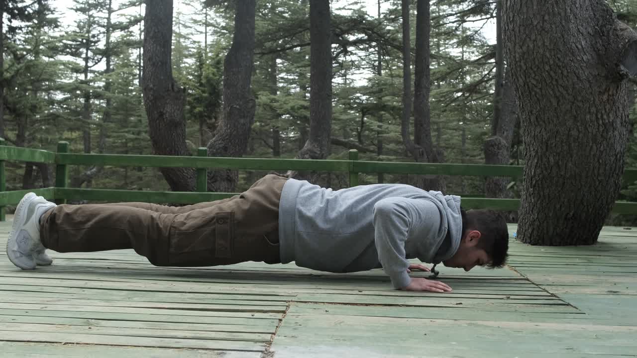 hombre empujando hacia arriba en la naturaleza