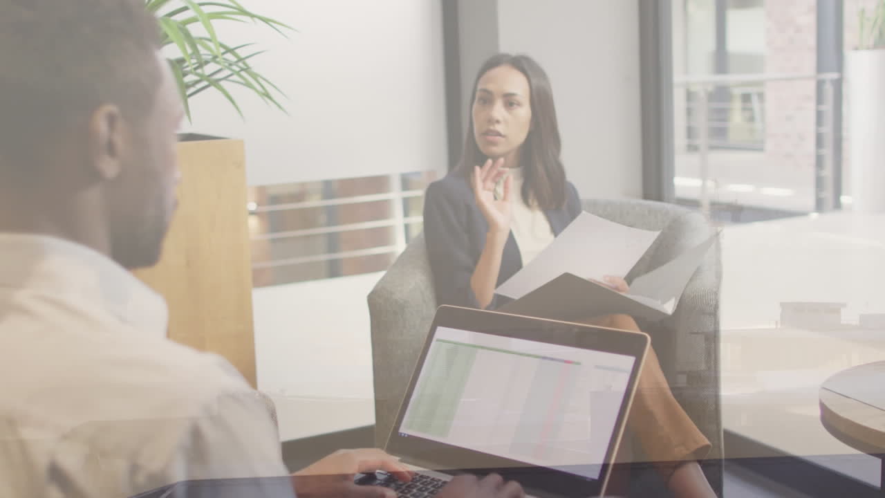 animación del paisaje urbano sobre diversas personas de negocios discutiendo en la oficina.