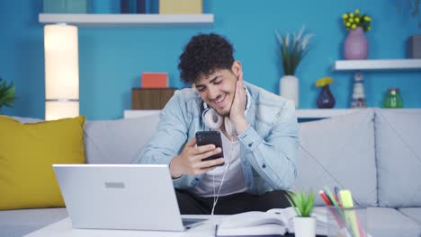 estudiantes felices enviando mensajes de texto por teléfono.