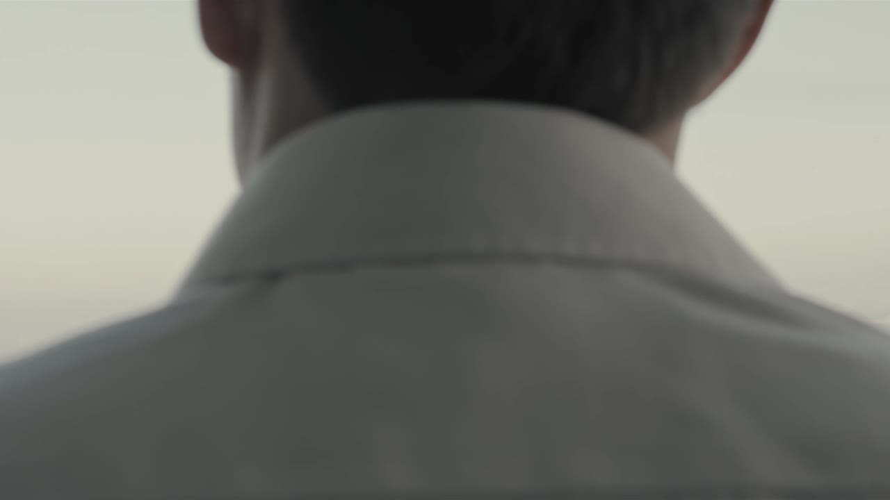 고층 창문 밖 을 바라보는 남자