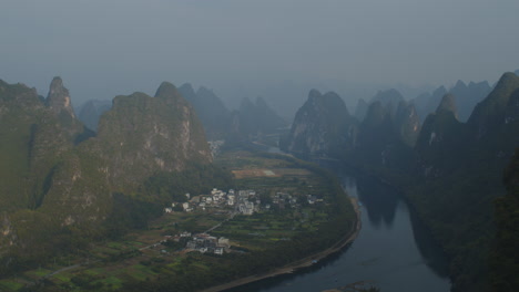 Ikonische-Berg--Und-Flusslandschaft-In-Guilin,-China
