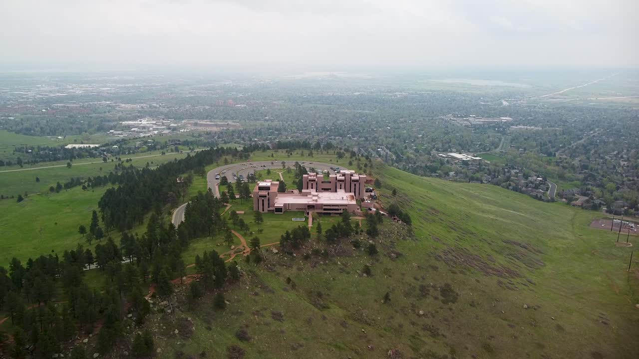 vista aérea del centro nacional de investigación atmosférica mesa, boulder, colorado