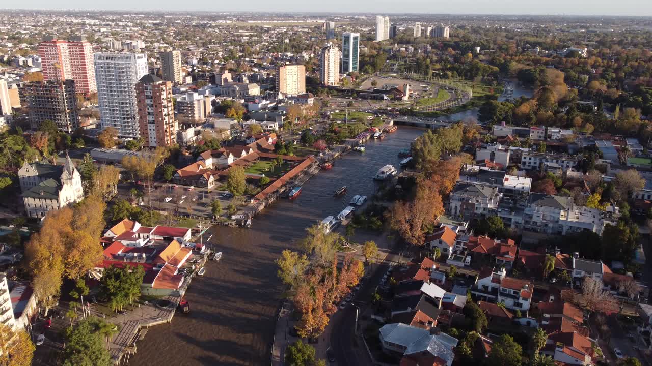 toma aérea sobre la ciudad de tigre y el río lujan en la provincia de buenos aires, argentina