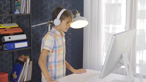 El-Niño-Está-Jugando-En-La-Computadora.