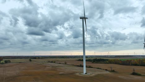 Tormentas-De-Otoño-Que-Generan-Fuertes-Vientos-En-Un-Campo-De-Turbinas