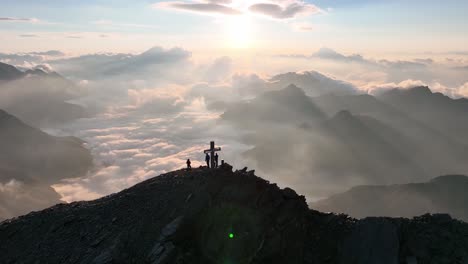 Gente-De-Pie-En-Una-Montaña-Y-Disfrutando-Del-Amanecer