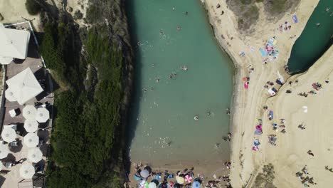 Antena-De-Arriba-Hacia-Abajo-Sobre-El-Canal-D&#39;amour---Turistas-Nadadores,-Sidari,-Corfú,-Grecia