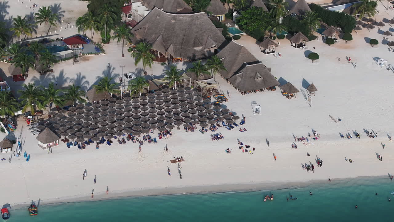 Turistlerin ve yerel halkın renk ve neşe içinde bir araya geldiği Zanzibar plajının havadan görünümü, yaz tatili konsepti, Tanzanya Kendwa plajının havadan görünümü.