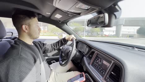 Tipo-Conduciendo-Un-Retador-Esquiva-La-Vista-Desde-El-Interior-Del-Automóvil