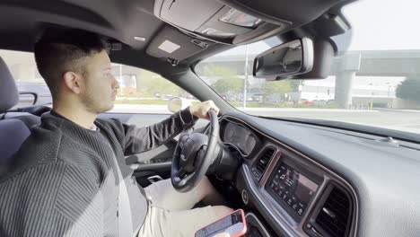 chico conduciendo un retador esquiva la vista desde el interior del auto