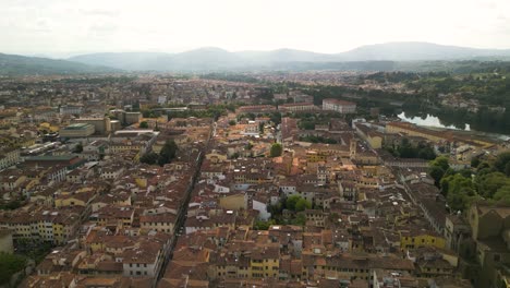 Vista-Aérea-Panorámica-De-Los-Edificios-Clásicos-De-La-Ciudad-Desde-Lo-Alto,-Florencia,-Italia