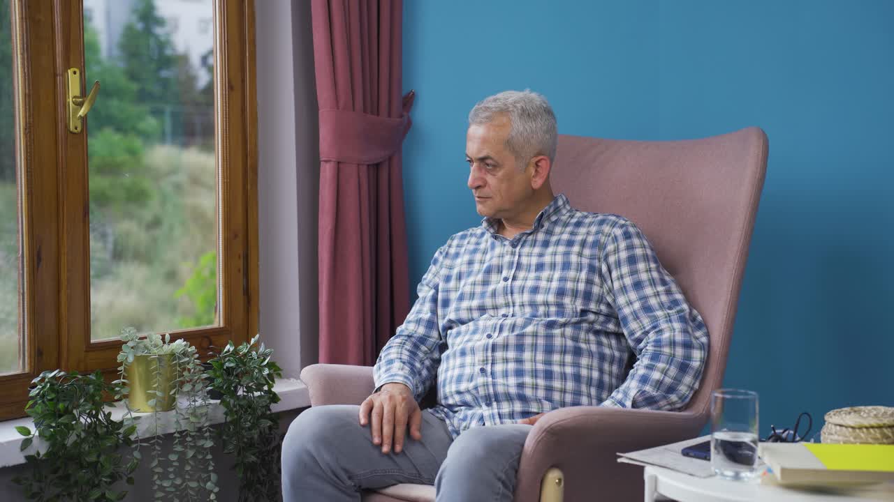 Uomo che sorride guardando un messaggio al telefono