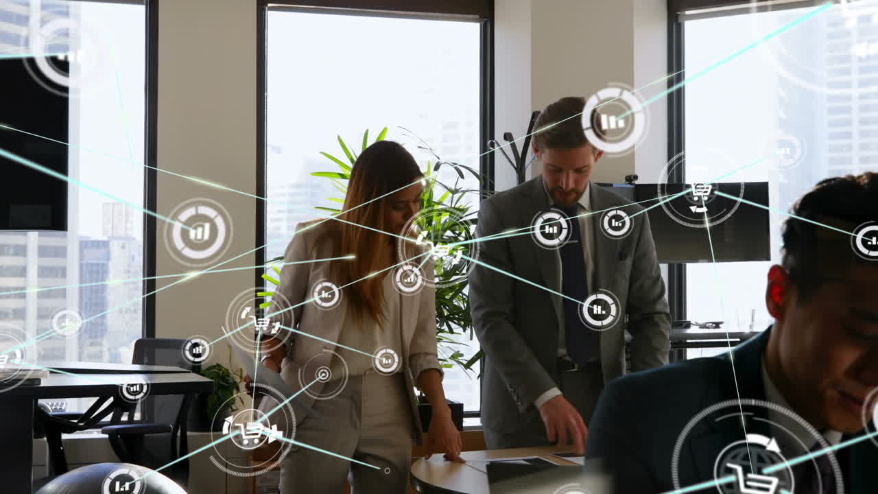 iconos de computadora que se conectan con líneas sobre compañeros de trabajo caucásicos discutiendo en la sala de reuniones
