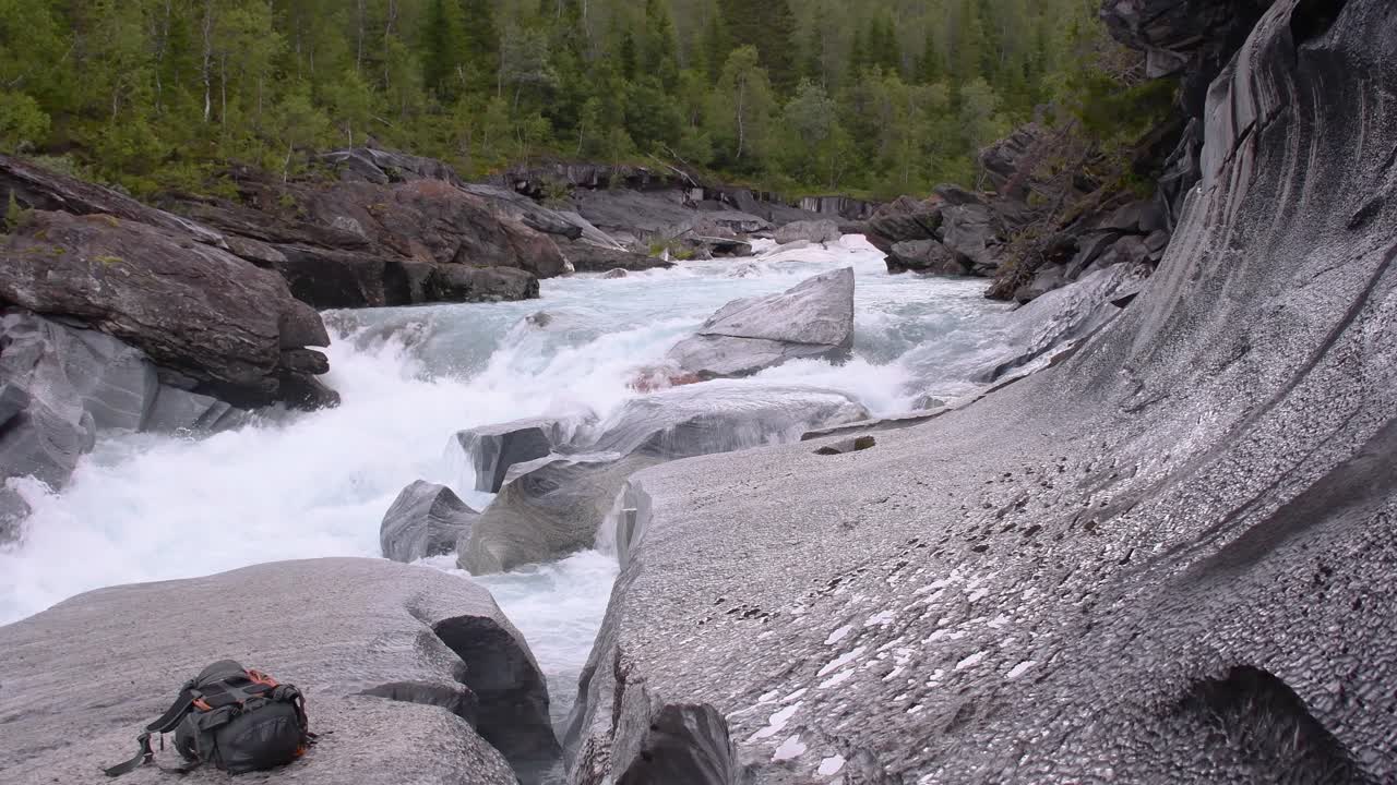 la mochila de la cámara está sola en la roca