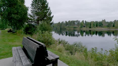 Toma-Panorámica-Del-Río-Glomma-A-Principios-De-La-Mañana-De-Verano-Reflaciones-De-Los-árboles-En-El-Agua-En-Noruega