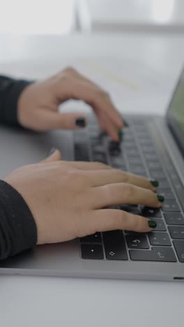 manos escribiendo en un teclado portátil