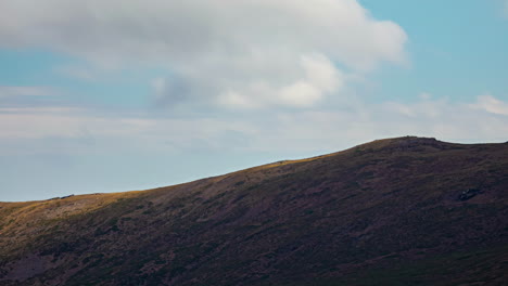 Wolkengebilde-Tagsüber-Im-Zeitraffer-über-Einem-Berggipfel