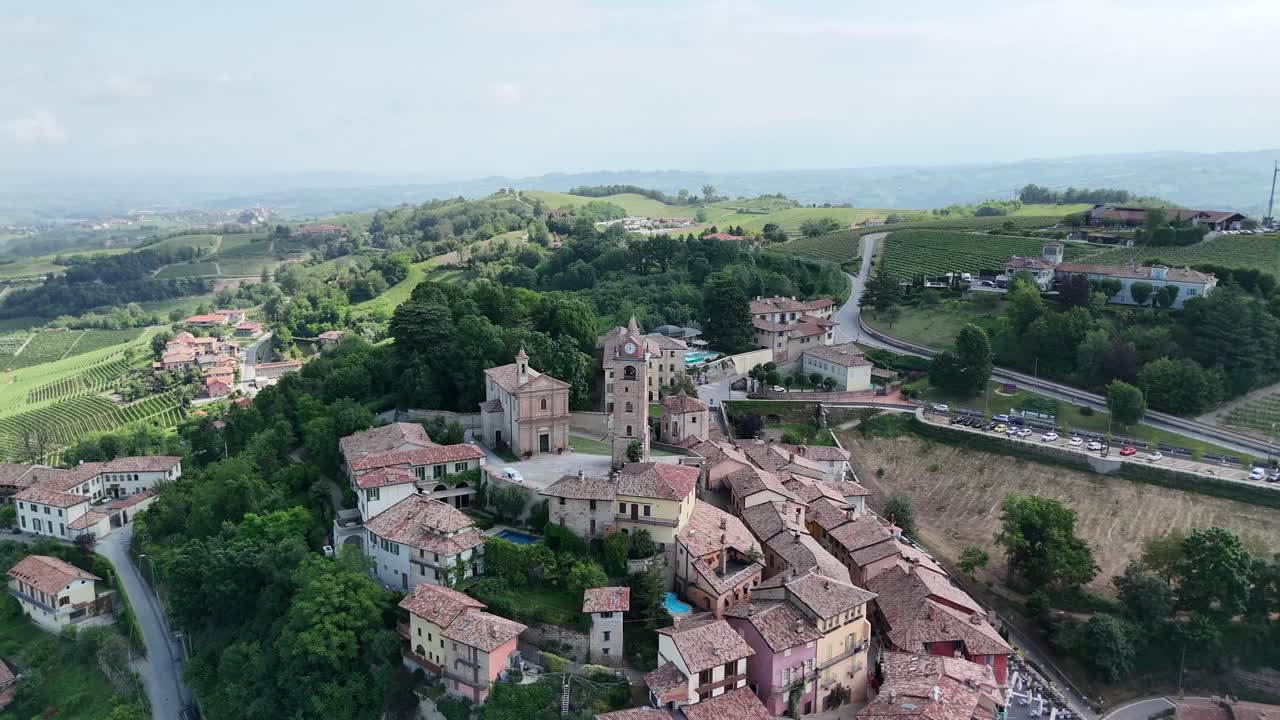 monforte d'alba, región de langhe, cuneo, piamonte, italia. vista aérea en 4k de la plaza de la iglesia, la torre del reloj y el auditorio de horszowski. langhe-roero y monferrato. volando hacia atrás.