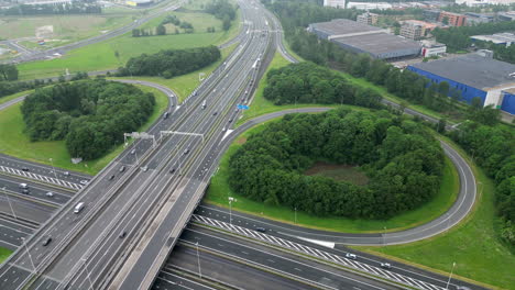 Toma-Aérea-Con-Drones-De-Una-Autopista-En-Amersfoort,-Países-Bajos.