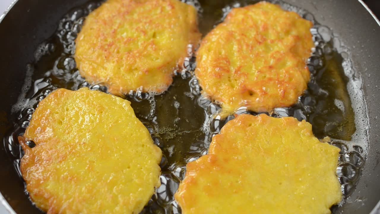 Friggiamo hash brown in padella. Cottura in padella