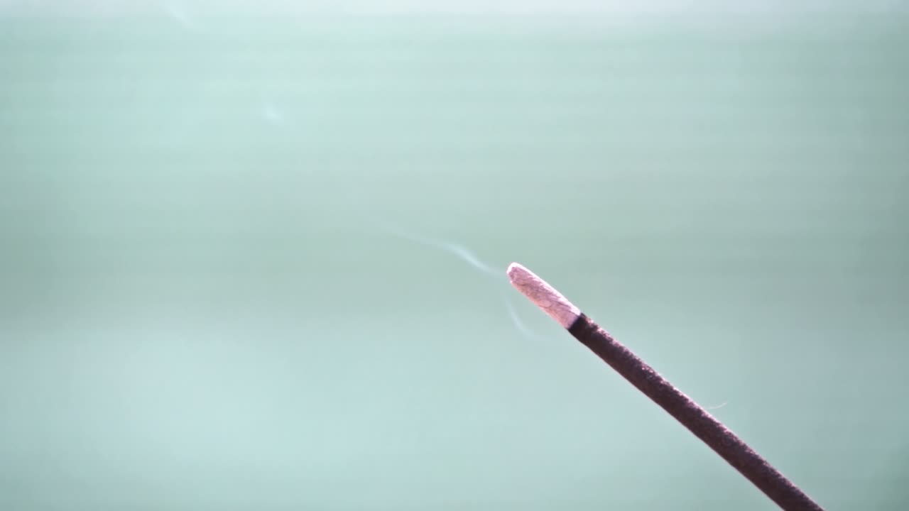 ароматическое благовоние на открытом воздухе, изолированное