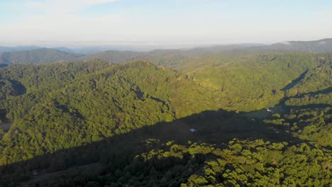 4K-Drohnenvideo,-Das-An-Einem-Nebligen-Morgen-Hoch-über-Bäumen-Entlang-Einer-Bergstraße-In-Rauchigen-Bergen-In-Der-Nähe-Von-Asheville,-NC,-Fliegt