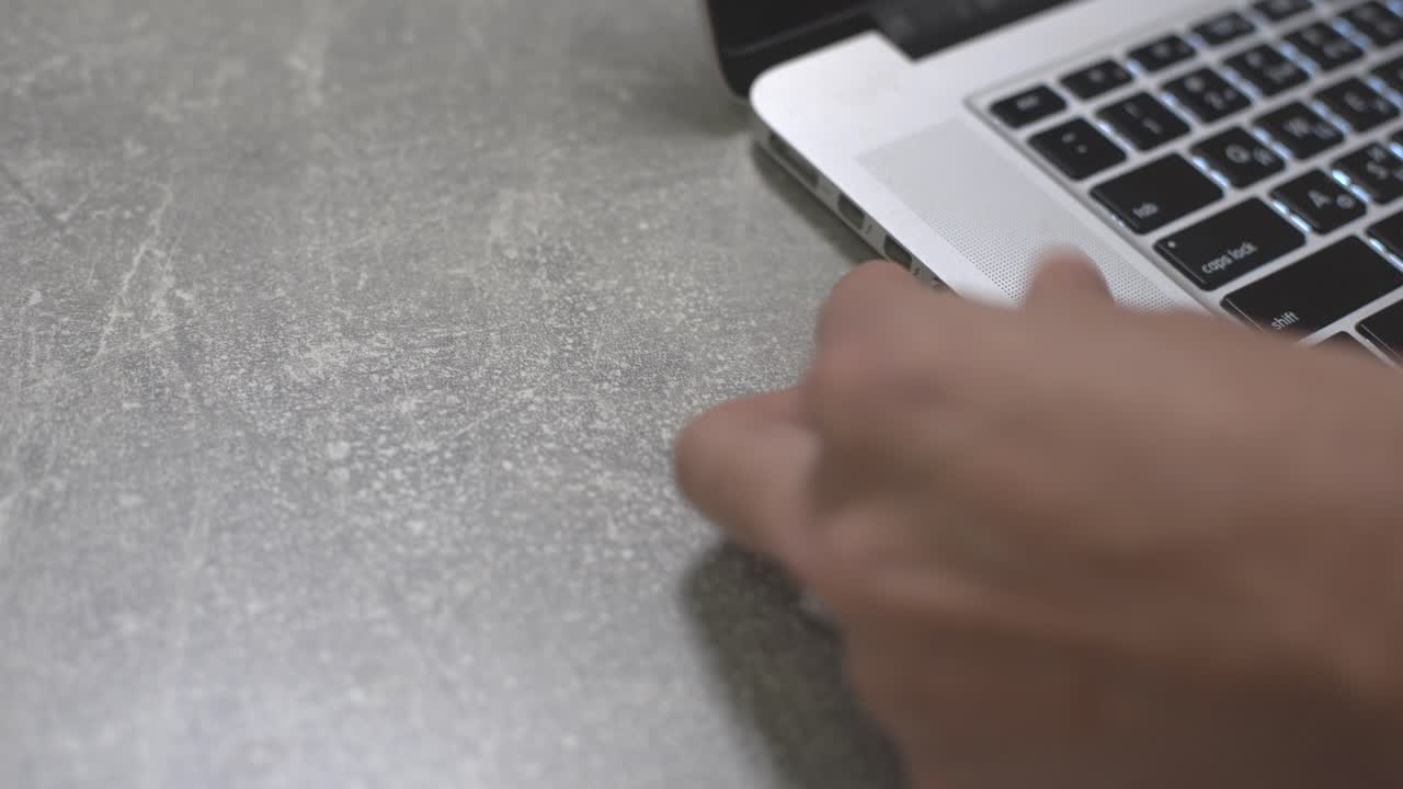 usb 플래시 드라이브 키를 노트북 pc 컴퓨터의 포트에 연결합니다.