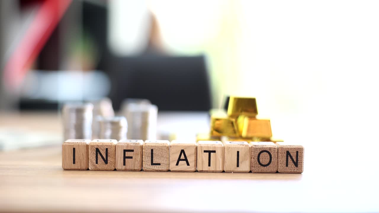 Inflação com barras de ouro e pilhas de moedas sobre a mesa.