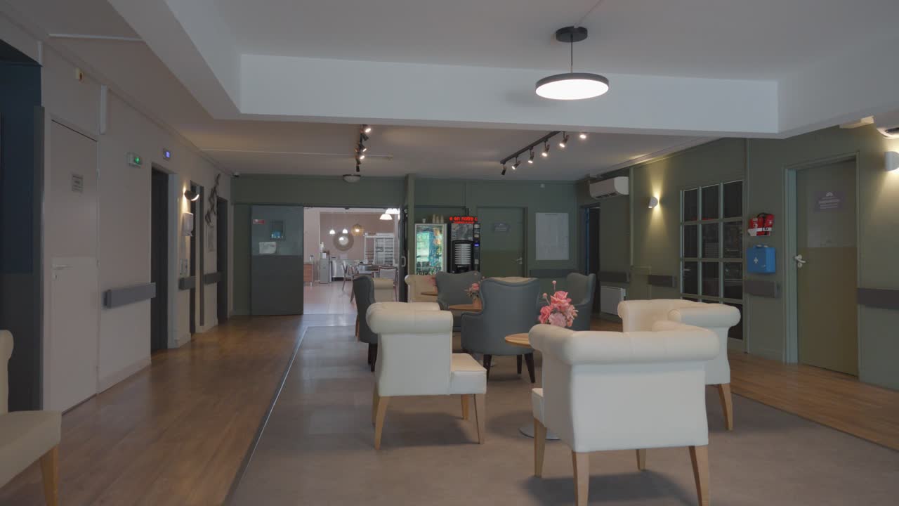 замедленный орбитальный снимок отдельных стульев в гостиной дома престарелых во франции