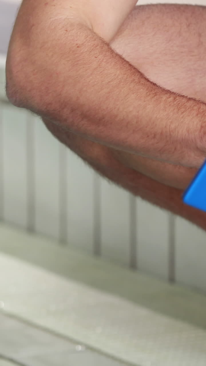 mujer haciendo aeróbicos acuáticos con entrenador