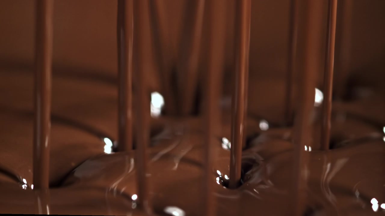 Rivoli di delizioso cioccolato fuso che colano