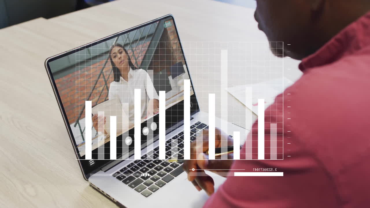 animación de procesamiento de datos financieros sobre hombre afroamericano en llamada de video portátil