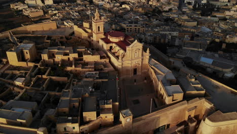 v2: una toma aérea única: dando vueltas alrededor de la hermosa ciudadela en victoria, gozo, malta