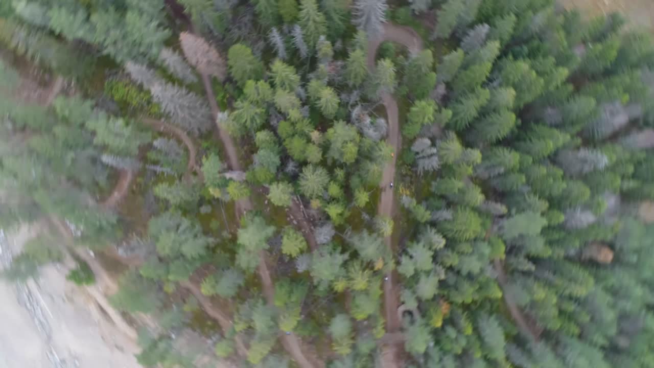 imágenes aéreas de drones de ciclismo de montaña cuesta abajo en jarvso, suecia