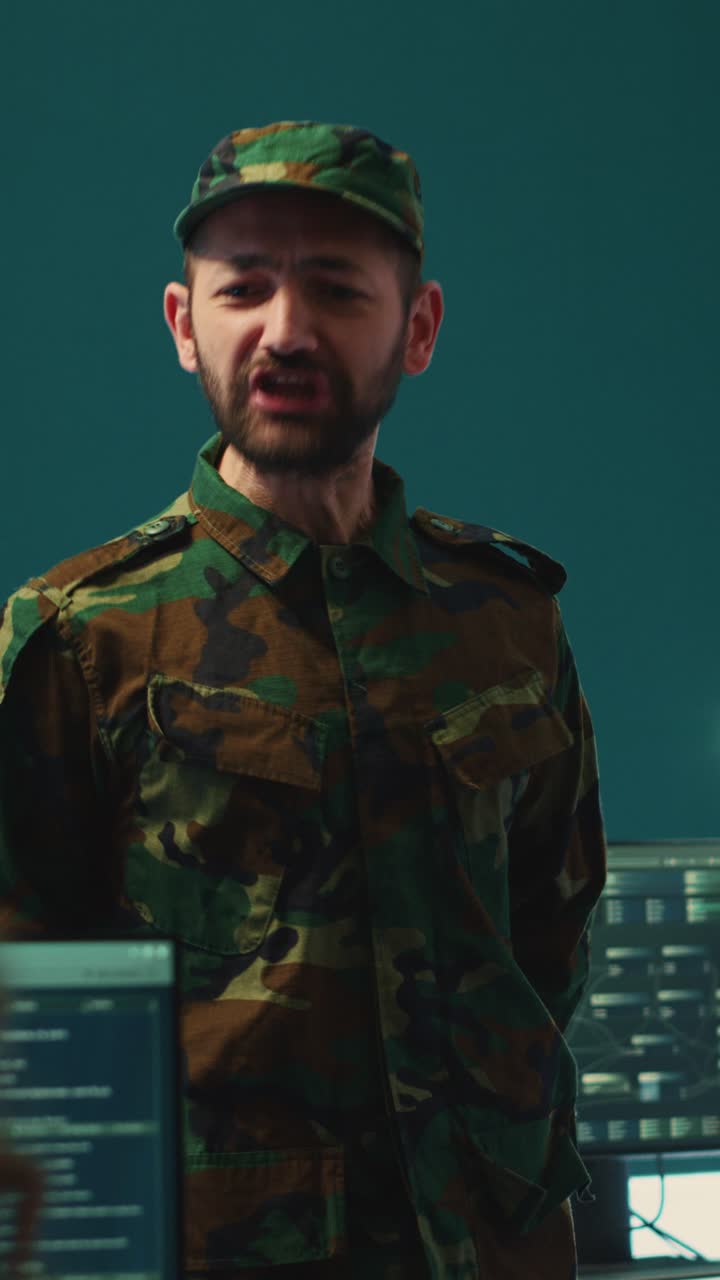 Soldato stanco che sbadiglia nella sala di controllo militare